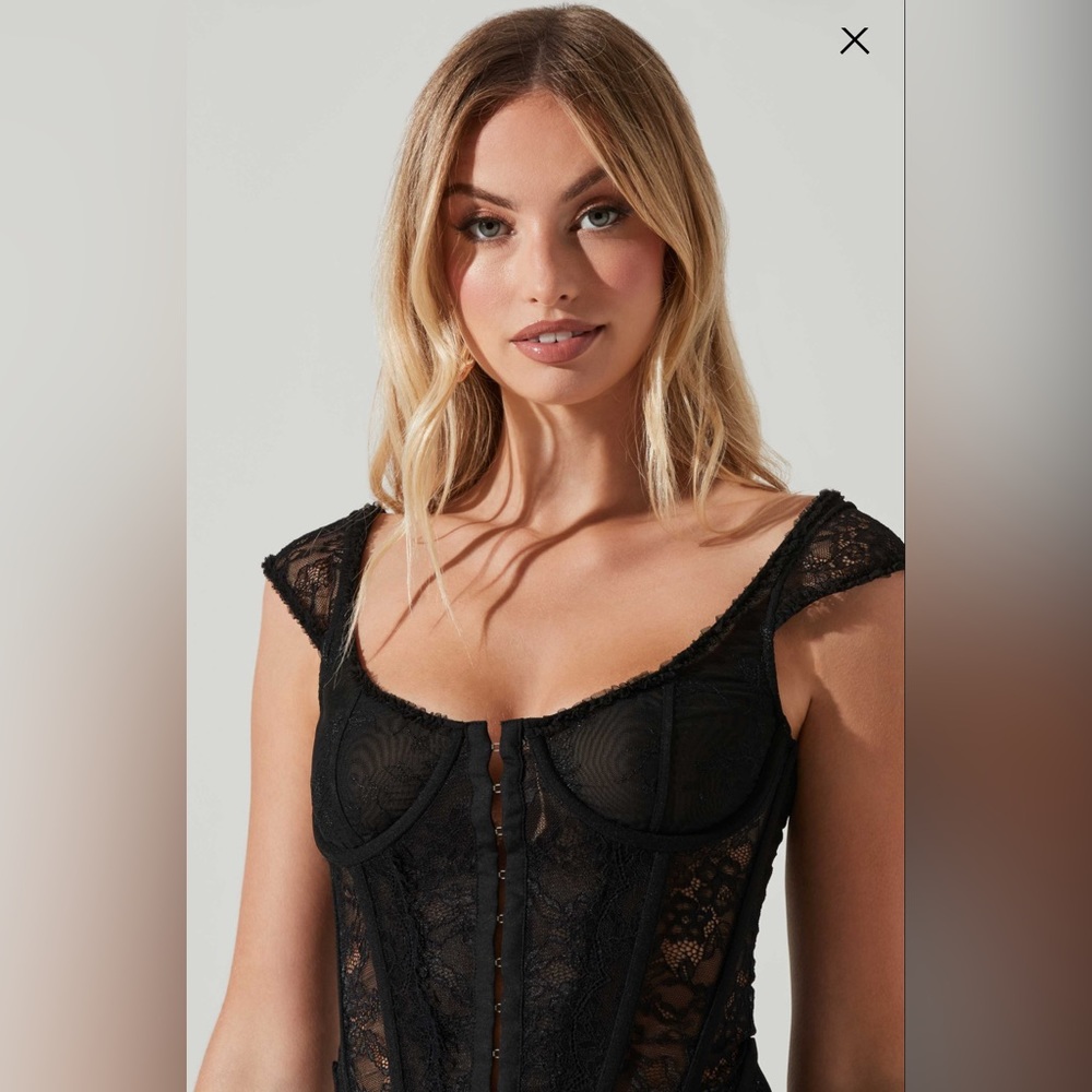 Astr the Label BROOKE LACE CORSET TOP- size small